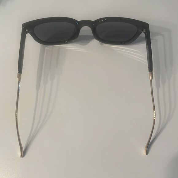 Black sunglasses  - Picture 3 of 9